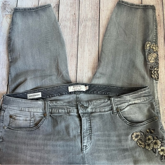 TORRID Ankle Skinny Embroidered Jeans 26R - Picture 2 of 8